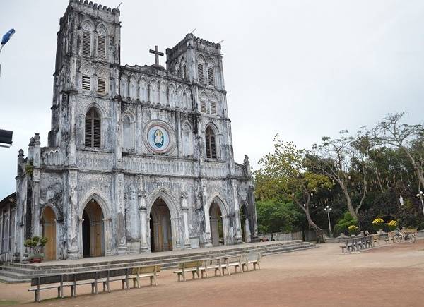  Trên con đường này có một địa danh nổi tiếng - nơi lưu giữ cuốn sách chữ quốc ngữ đầu tiên - nhà thờ cổ Mằng Lăng. với kiến trúc độc đáo của Pháp và là một trong những nhà thờ lâu đời nhất Việt Nam.