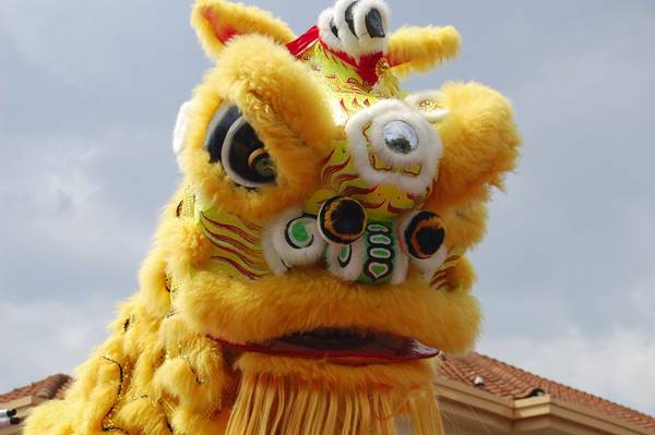 Trung Quốc: Còn được biết đến với tên gọi “lễ hội mùa xuân”, năm mới ở Trung Quốc bắt đầu từ ngày đầu tiên theo lịch âm với các hoạt động như múa rồng, múa sư tử và đốt pháo. Nhà cửa, đường phố và các tòa nhà được trang hoàng bằng màu đỏ rực rỡ. Ảnh: fra-NCIS. 