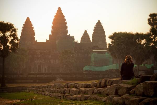 Du khách đang nhìn ngắm bình minh ở Angkor Wat. Ảnh: buffalotours.com
