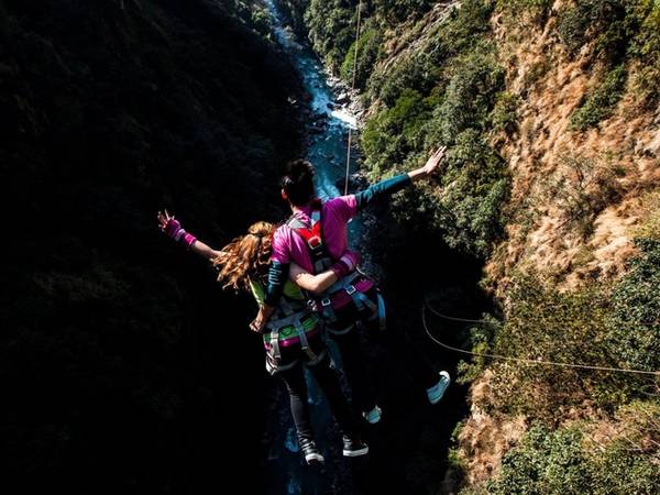 Nhảy bungee hoặc đu qua hẻm núi ở độ cao hơn 152 m là hoạt động du lịch hấp dẫn ở khu The Last Resort. Đến với khu nghỉ dưỡng này du khách còn được trải nghiệm phòng xông hơi đặt tại đỉnh một hẻm núi gần biên giới với Tây Tạng. 