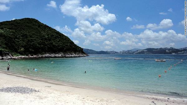 Đảo Sharp, Hong Kong, Trung Quốc: Hòn đảo này có nước biển trong và sạch nhất Hong Kong, là nơi lý tưởng để du khách lặn biển. Ngoài ra, du khách còn có thể thư giãn trên bãi biển hay đi leo núi. Khi triều xuống thấp, bạn có thể đi bộ sang đảo Kiu Tau lân cận qua một dải đất hẹp.