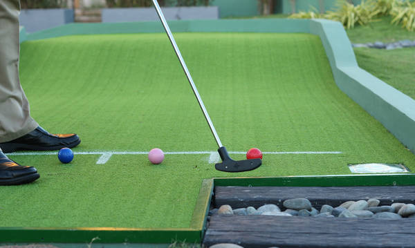 Sân golf mini phù hợp với mọi lứa tuổi sẽ mang lại nhiều trải nghiệm thú vị cũng như những thách thức dành cho các gôn thủ dù ở bất kỳ trình độ nào.