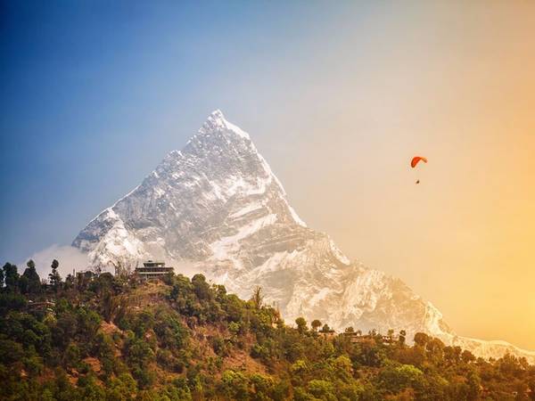 Nepal cũng có địa điểm lý tưởng để du khách nhảy dù như thành phố Pokhara với tầm nhìn ngoạn mục về những ngọn núi và cả hồ Phewa phía dưới. Ngoài ra, khu vực này sở hữu nhiều điểm tiếp đất rất thuận tiện, và các công ty du lịch ở đây đều có đội ngũ nhân viên trợ giúp cho du khách khi tham gia môn thể thao mạo hiểm này. 