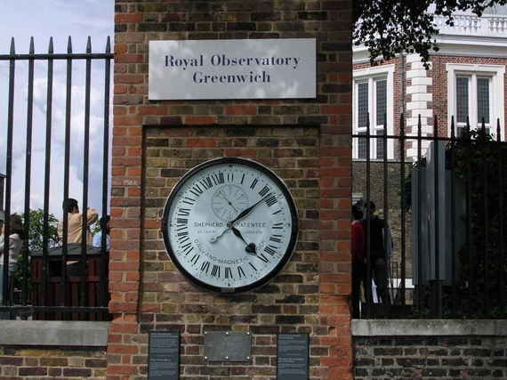 Theo Huffington Post, giờ GMT được thiết lập năm 1675, là viết tắt của Greenwich Mean Time, nghĩa là giờ trung bình tại Greenwich.