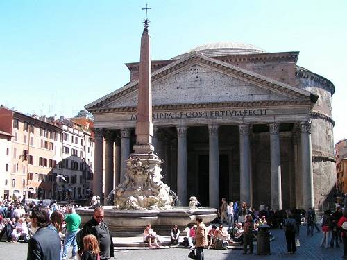 Pantheon Nằm ở Roma Centro Storico - trung tâm văn hóa, lịch sử của thành phố, du khách có thể dễ dàng tìm thấy công trình khảo cổ tráng lệ Pantheon. Đây là tòa nhà cổ có từ thế kỷ thứ 2, đến nay vẫn bảo tồn được kiến trúc cũ. Ảnh: Planetden.