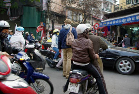 Khách Tây và chuyện sang đường ở Việt Nam