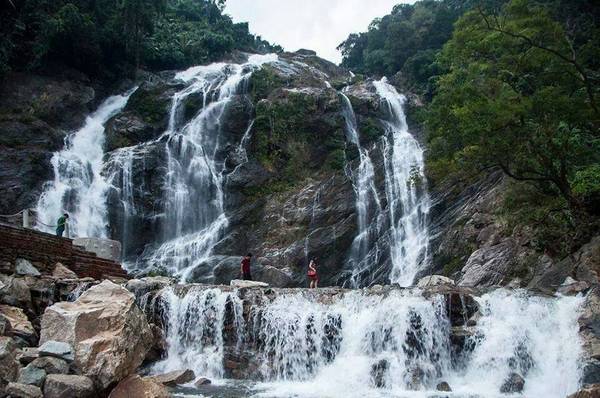 Thác Trắng Minh Long nằm giữa vùng núi Trường Sơn trùng điệp và là một trong những thác đẹp nhất ở miền núi tỉnh Quảng Ngãi.  Ảnh: instagram