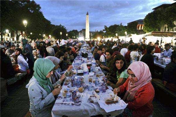 1. Hàng ngàn người dân Thổ Nhĩ Kỳ đang dùng bữa ăn chay đầu tiên trong tháng Ramadan tại Quảng trường Hồi giáo Blue ở Istanbul. Ảnh: Ozan Kose / Getty