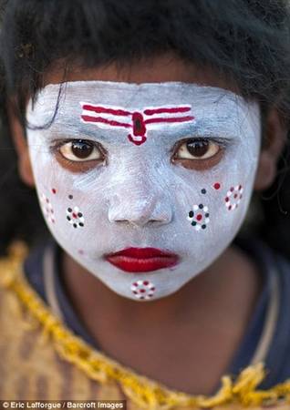 Mỗi dân tộc đều có một phong cách tô vẽ riêng. Trong ảnh là bé gái trang điểm kiểu Shiva trong Lễ hội Maha Kumbh Mela của người theo đạo Hindu ở Ấn Độ.