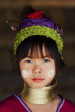 Các bé gái Kayan đeo vòng từ năm 5 tuổi.