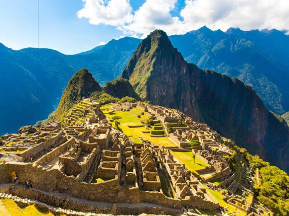 Machu Picchu, Peru là khu tàn tích trong tình trạng bảo tồn tốt trên một quả núi có chóp nhọn. Machu Picchu được cả thế giới biết đến nhờ công của nhà khảo cổ học Hiram Bingham – người đã "tái" khám phá nơi này vào năm 1911. Sau đó, ông còn viết một cuốn sách bán rất chạy về nơi này