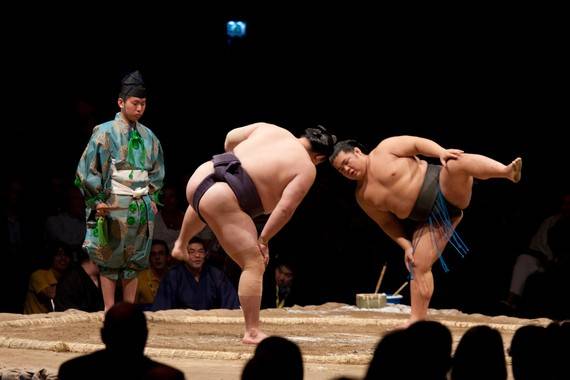 Sàn đấu sumo vẫn được coi là lãnh địa bất khả xâm phạm của phái mạnh.