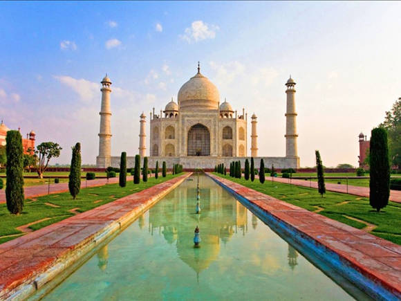 Được xếp vào một trong 7 kỳ quan đẹp nhất hành tinh thời đương đại, ngôi đền Taj Mahal, Ấn Độ cuốn hút du khách với sự lộng lẫy khó tin và không gian mê hoặc như cổ tích. 18 năm xây dựng và 20 nghìn người làm việc đã hoàn thành ngôi đền lãng mạn và đẹp tuyệt mỹ này