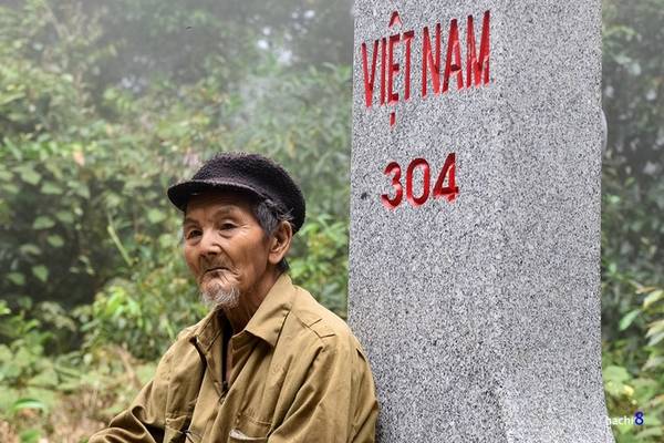 Trên biên giới Việt - Lào, đây là một trong những mốc giới cao nhất. Cột mốc nằm trên đỉnh núi Đá Đỏ có cao độ 1.889 m và phải mất nhiều giờ leo bộ băng rừng rậm. Đây là vị trí phân định ranh giới giữa xã Quang Chiểu, huyện Mường Lát, tỉnh Thanh Hóa với bản Phiềng Khạy, cụm xã Mường Pùn, huyện Viêng Xay, Lào.