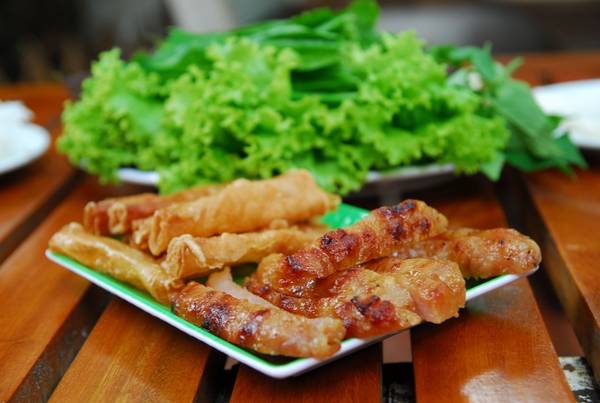 Nem nướng là món ăn đặc sắc du khách nên thử khi đến Nha Trang. Ảnh: duybox