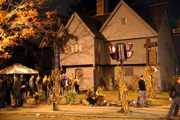  Du khách tham quan The Witch House về đêm - Ảnh: cleveland.com