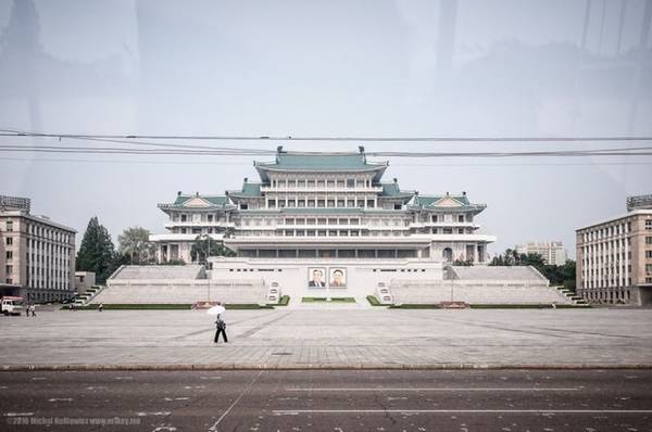 Quảng trường Kim Il-Sung, nơi hướng dẫn viên muốn du khách chụp ảnh hơn các địa điểm khác. 