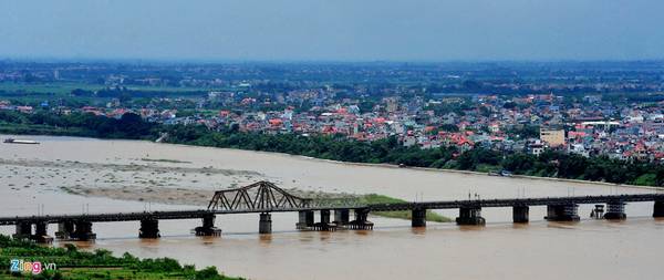 Cầu Long Biên, Hà Nội: Đây là cây cầu thép đầu tiên bắc qua sông Hồng, do công ty Daydé & Pillé của Pháp khởi công xây dựng từ năm 1899 và hoàn thiện năm 1902. Ảnh: Hoàng Hà - Tuấn Mark.