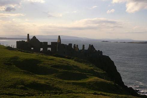 Phần di tích còn lại của lâu đài Dunluce được gia đình McQuillan xây dựng vào khoảng năm 1500 trên một vách đá cao gần vùng biển phía Bắc Antrim.