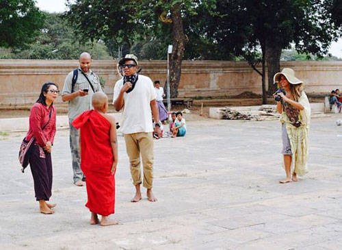 Hai vợ chồng đến thăm thành phố cổ Bagan ở Buma của Myanmar.