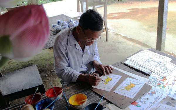 Mỗi bức tranh đều được tô màu thủ công, vì vậy không có tác phẩm nào giống nhau. ​Nhiều hộ dân tại xã Phú Hậu (huyện Phú Vang, Thừa Thiên - Huế) và ở tận TP Đà Nẵng được tiếp cận với cách làm các mộc bản và vẽ tranh làng Sình, trở thành một nghề để kiếm sống