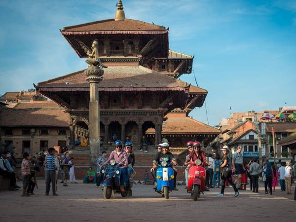 Đi một tour vòng quanh Kathmandu bằng xe Vespa, du khách có thể khám phá ra hàng trăm con phố nhỏ với đầy ắp các tòa nhà cũ, cửa hiệu đẹp. Vespa Valley là một trong những đơn vị cung cấp tour du lịch thú vị này ở Nepal. 