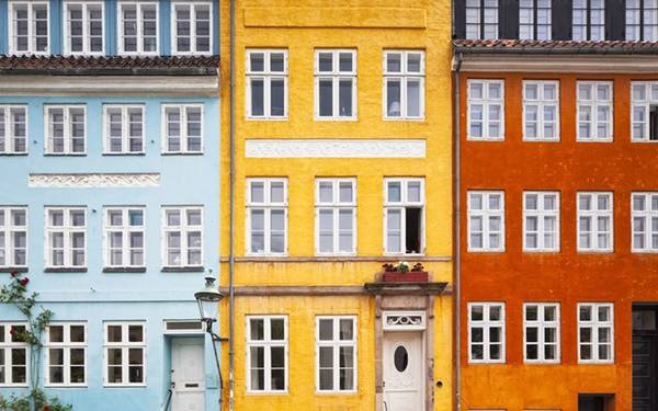 Lấy bối cảnh những năm 1920, "Cô gái Đan Mạch" chủ yếu được quay ở những quốc gia đẹp nhất châu Âu bao gồm Đan Mạch, Pháp, Anh, Đức, và Na Uy. Trong đó, thành phố Copenhagen của Đan Mạch với những tòa nhà rực rỡ sắc màu tuy đơn giản, nhưng vẫn đầy hấp dẫn.