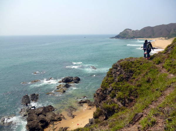 Con đường cheo leo trên đỉnh ghềnh, một bên là vách núi, một bên là vực biển sâu - Ảnh: Nguyễn Thành Giang