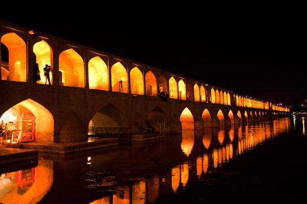 Allahverdi Khan, hay còn gọi là cầu Si-o-se Pol (Ba mươi ba nhịp cầu) trên sông Zayandeh ở Isfahan, Iran.
