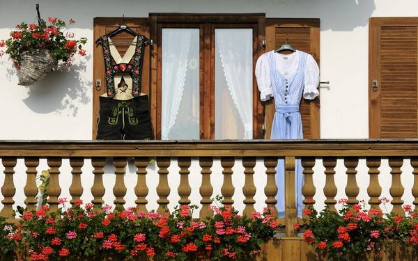 Tracht là một loại trang phục truyền thống dành cho cả nam và nữ, của miền Nam nước Đức và Áo.