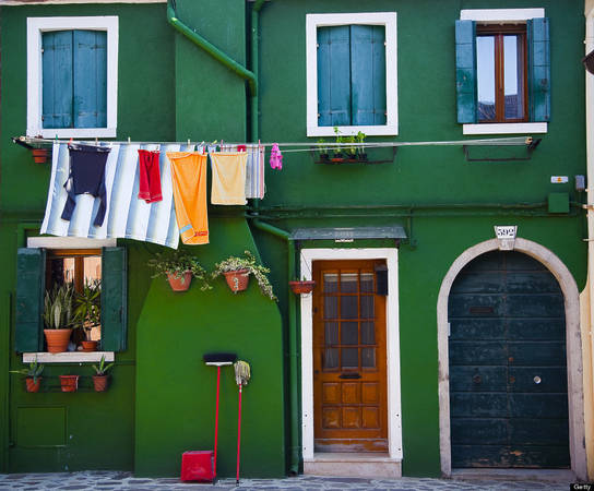 Nằm trong vùng đầm phá Venice, hòn đảo Burano với các công dân đa số là ngư dân. Trong quá khứ, những dãy nhà nhiều màu sắc rực rỡ được sử dụng như ngọn đèn hiệu cho các ngư dân tìm đường về nhà sau một ngày dài trên biển. Ảnh: Huffingtonpost.com