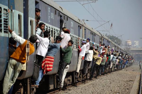 Mạng lưới đường sắt chạy dọc theo chiều dài và chiều ngang của Ấn Độ, có tổng chiều dài lên đến 63.140 km. Ảnh: Krishna Murari Kishan/Reuters