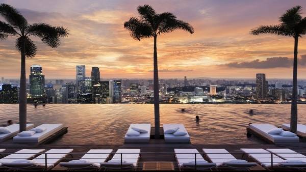5. Nhắc đến những bể bơi sang trọng thì không thể bỏ qua The Marina Bay Sands Hotel, Singapore rồi.