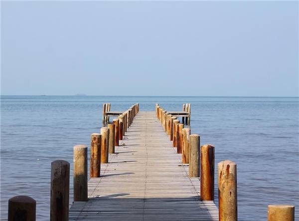  Cây cầu gỗ dẫn ra biển này sẽ là nơi lí tưởng cho những bức ảnh "sống ảo" để đời. (Ảnh: Instagram)