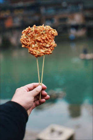 Bánh tép chấm tương ớt Hồ Nam, có giá khoảng 20.000 đồng.