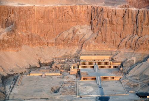 Quần thể đền thờ nữ hoàng Hatshepsut tựa lưng vào núi