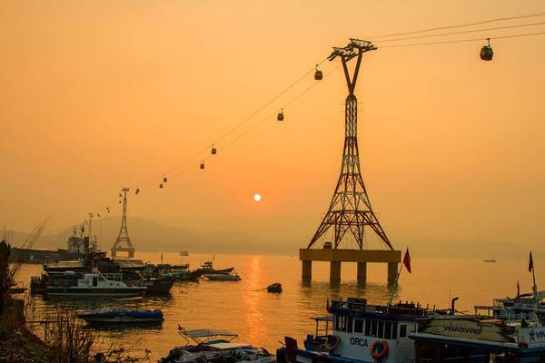 Từ sáng sớm, chúng tôi đã có mặt tại bến cảng Cầu Ðá, TP Nha Trang để chuẩn bị cho chuyến hành trình khám phá hải đăng Hòn Lớn. Bình minh Nha Trang thật đẹp.