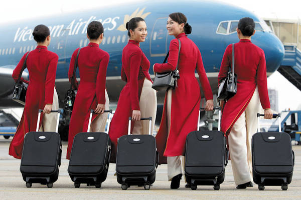 Du lịch Việt Nam - Áo dài là trang phục không thể lẫn lộn của Vietnam Airlines. 