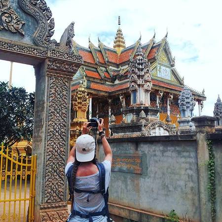 Du khách thích thú ghi lại những công trình kiến trúc đẹp ở Battambang. Ảnh: natkahaani