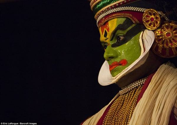 Vũ công Kathakali hóa trang cho tiết mục múa truyền thống ở Kochi, Ấn Độ. 