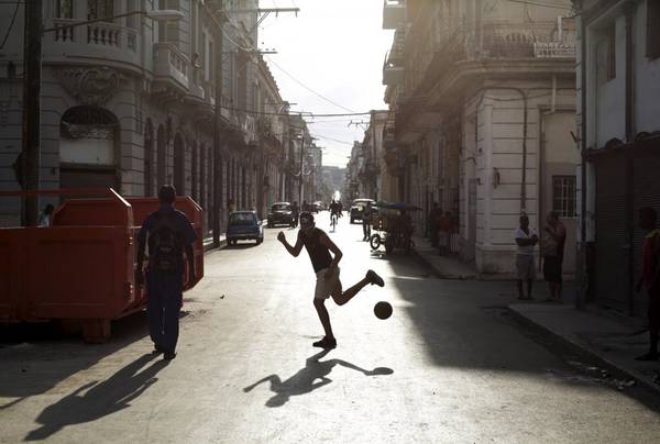 Bóng đá là môn thể thao người dân Cuba yêu thích, được chơi cả trên đường phố.