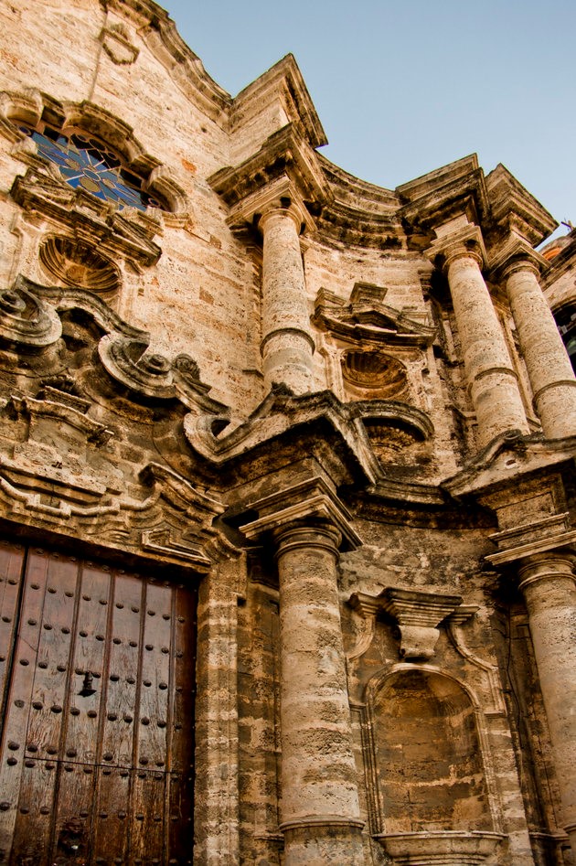 Theo Lonely Planet, hài cốt của Christopher Columbus được cất giữ tại đây từ năm 1795 tới 1898, sau đó đem về thánh đường Seville ở Tây Ban Nha.