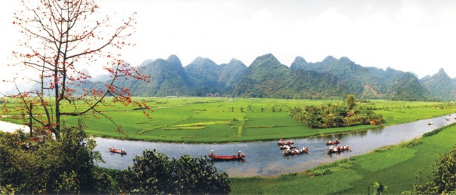 Du khách đi thuyền trên suối Yến vào khu quần thể chùa Hương Sơn
