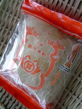Mì gạo Hsinchu: Đây là món ăn nổi tiếng của thành phố Hsinchu. Du khách có thể thưởng thức tại chỗ hoặc mua về để tự nấu.