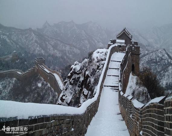 Và chắc chắn rằng, hình ảnh Vạn Lý Trường Thành sừng sững và hùng vĩ giữa trời tuyết sẽ mang tới cho du khách những ấn tượng khó phai. Ảnh: Zhongguo Wang