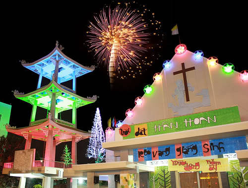 Nhà thờ Tân Định có lối kiến trúc độc đáo và cách trang hoàng mừng Giáng sinh ấn tượng.