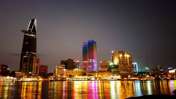Sài Gòn trông thật lung linh khi về đêm. 