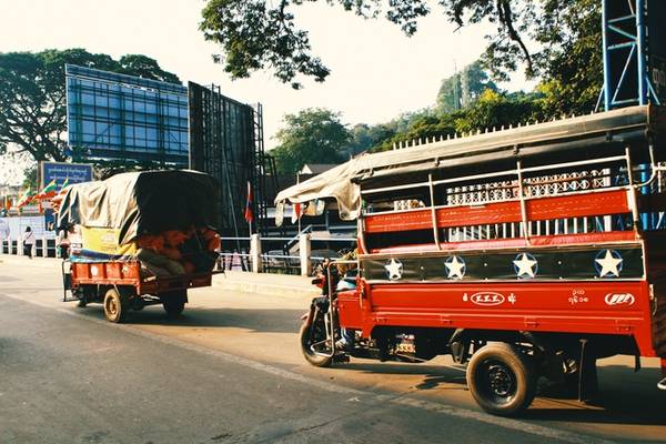  Những chiếc xe chở hàng vẫn ngày ngày vận chuyển hàng hóa từ Thái Lan sang Myanmar và ngược lại. Các sản phẩm tiêu dùng chính tại Myanmar thường được nhập khẩu từ Thái Lan qua các cửa khẩu như thế này.