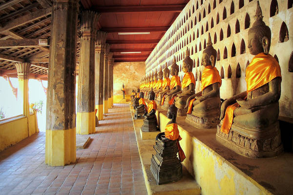 Chùa Wat Si Saket: Chùa tọa lạc trên đường Sethathirath, đoạn giao với đại lộ Lane Xang, Wat Si Saket là ngôi chùa được giữ nguyên bản từ khi xây dựng năm 1818 bởi vua Chao Anou theo kiến trúc Phật giáo Xiêm. Wat Sisaket gây ấn tượng bởi những hành lang với các bức tường được trang trí bằng hơn 2000 hình ảnh đức Phật bằng đồng, gỗ quý, gốm sứ, mạ vàng và bạc. Tổng số tượng Phật ở chùa lên đến 6.840 bức lớn nhỏ rất quý hiếm. Ảnh: Peter Hunziker