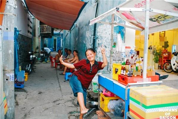 “Có uống nước không? Không uống hả? Vậy chụp tao tấm hình coi!”. (Ảnh: Humans of Saigon)